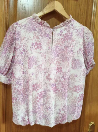 Camisa floral manga corta. Está forrada.
