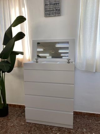 Cómoda blanca elegante con joyero