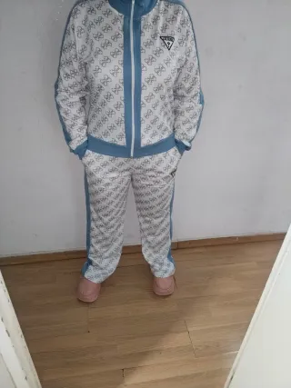 Conjunto deportivo Guess blanco y verde