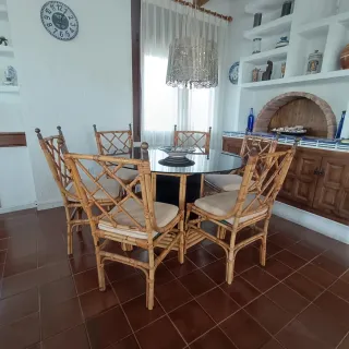 Mesa redonda y 6 sillas bambú caña