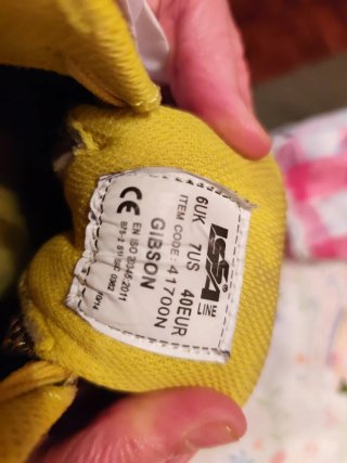 Zapatos de seguridad cómodos marrones y amarillos.