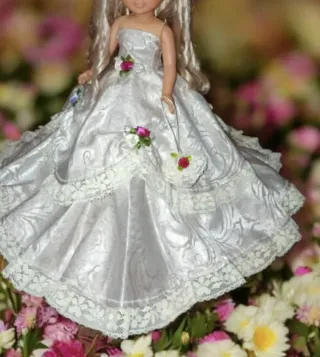 Vestido para Nancy con capa y bolso.