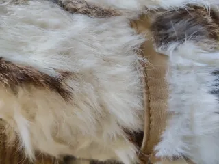 Chaqueta de pelo beige y blanco