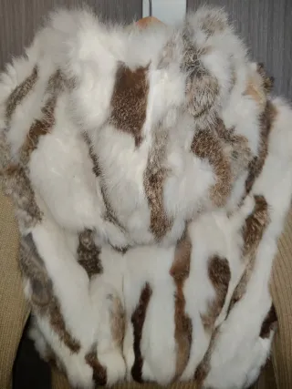 Chaqueta de pelo beige y blanco