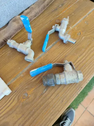 Grifo de latón con maneta azul