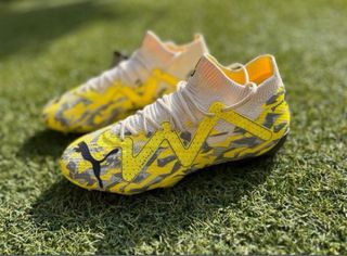 Botas de fútbol Puma grises y amarillas