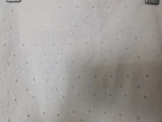 Falda Zara Blanca Talla L con pantalón debajo.