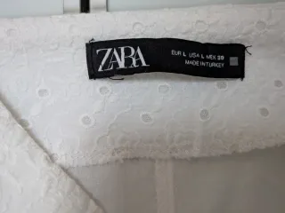 Falda Zara Blanca Talla L con pantalón debajo.
