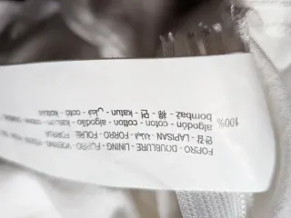 Falda Zara Blanca Talla L con pantalón debajo.