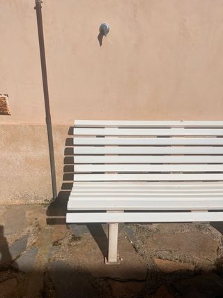 Banco exterior resistente blanco