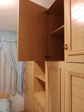 Habitación juvenil madera clara