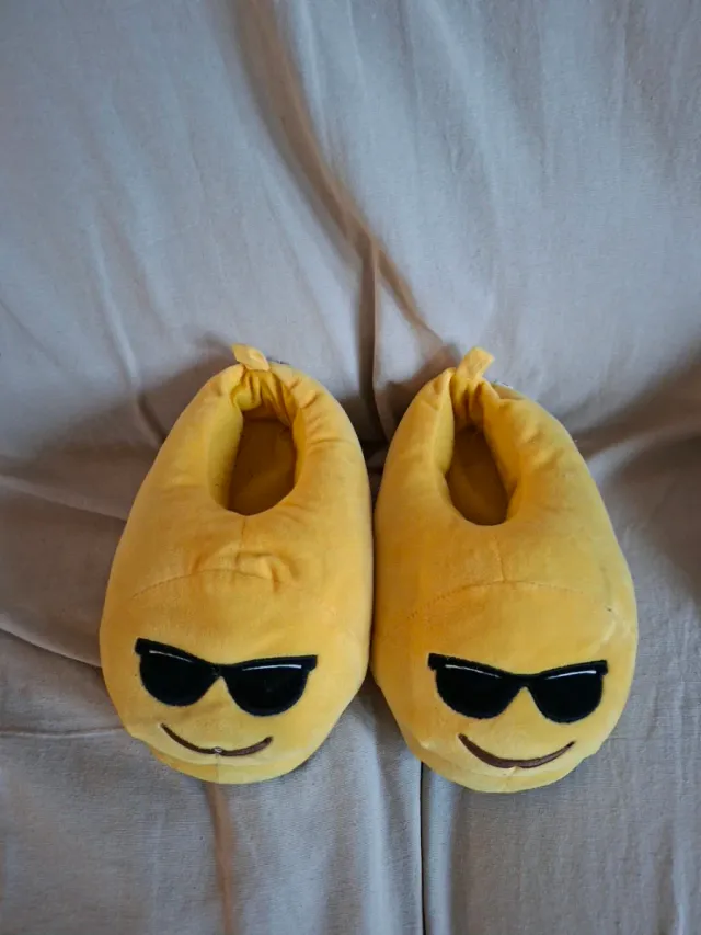 Pantofole Emoji Occhiali da Sole Tg 38