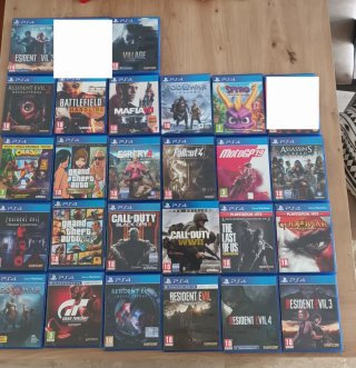 PS4 (PlayStation 4) + 25 juegos + 2 mandos