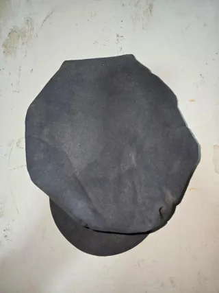 Gorra de plato azul con detalles dorados