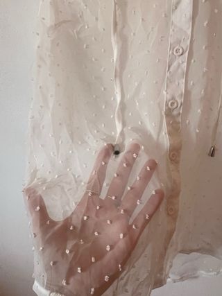 Camisa blanca transparente con lunares
