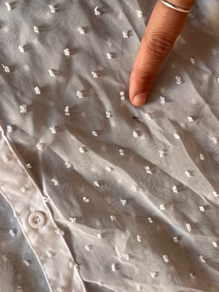 Camisa blanca transparente con lunares