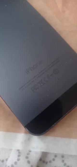 Cargador y 2 iPhones Apple Negros