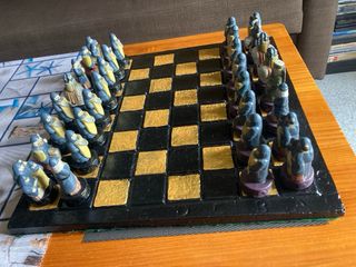 Antico set di scacchi con scacchiera in pietra