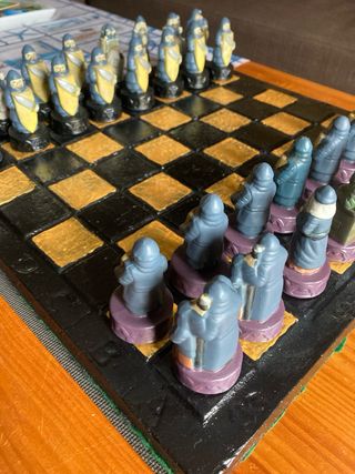 Antico set di scacchi con scacchiera in pietra