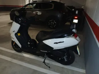 Scooter 125cc Blanca y Negra