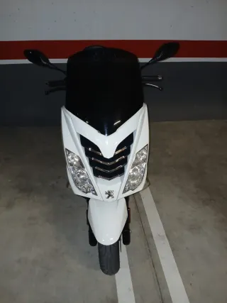 Scooter 125cc Blanca y Negra