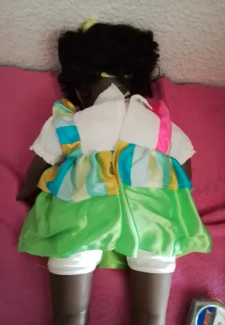Muñeca de bebé con vestido colorido