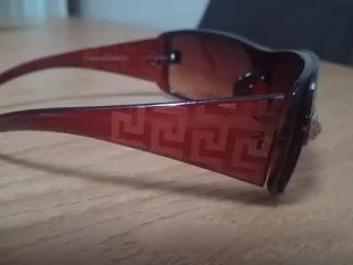 Gafas de sol marrones y rojas