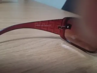 Gafas de sol marrones y rojas