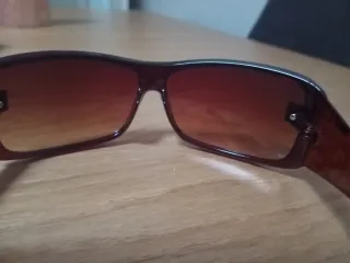 Gafas de sol marrones y rojas