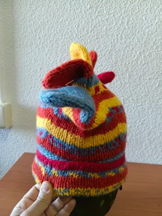 Gorro de lana artesanal con forma de guante