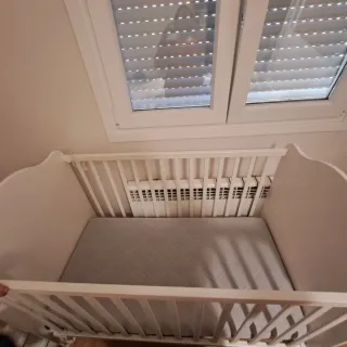 Cuna de madera blanca con osito