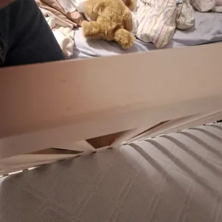 Cuna de madera blanca con osito