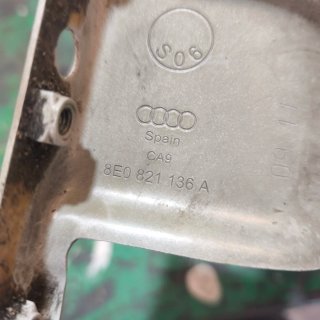 Soporte aleta lado copiloto 8E0821136A