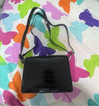 Bolso Bershka negro efecto piel cocodrilo