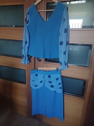 Conjunto blusa y falda lunares