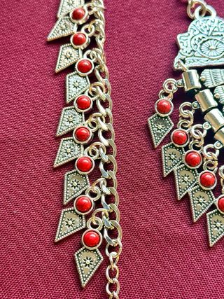 Collar bohemio de color plata y rodolitas rojas