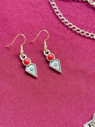 Collar bohemio de color plata y rodolitas rojas