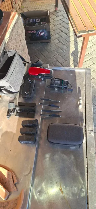 Dron DJI rojo y gris