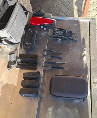 Dron DJI rojo y gris