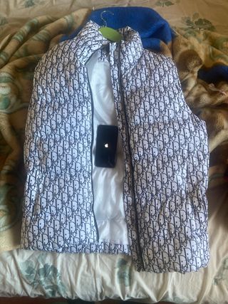 Chaleco Dior con iPhone