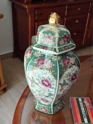 Jarrón de porcelana con flores y pájaros