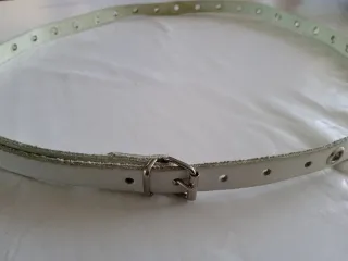 Cinturón blanco con ojetes