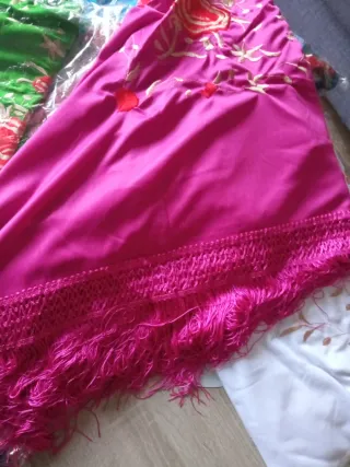 Mantón e sciarpe ricamate (5€ ciascuno)