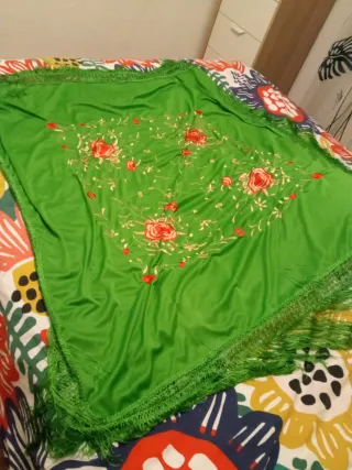 Mantón y pañuelos bordados (5€ cada uno)