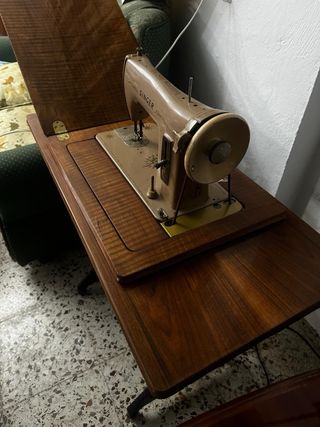 Máquina de coser Singer años 50 con mesa