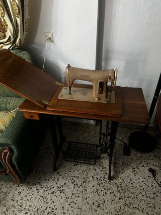 Máquina de coser Singer años 50 con mesa