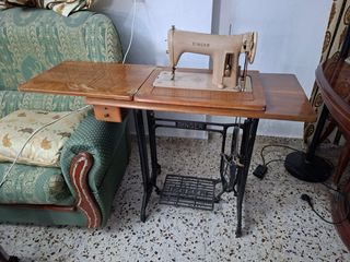 Máquina de coser Singer años 50 con mesa