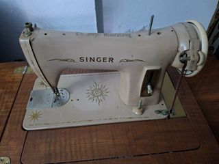Máquina de coser Singer años 50 con mesa