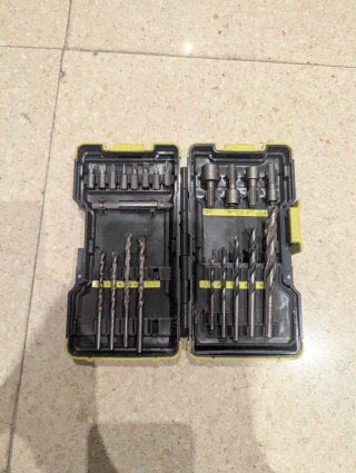Taladro percutor RYOBI con cable y maletín