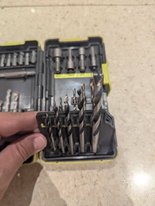 Taladro percutor RYOBI con cable y maletín